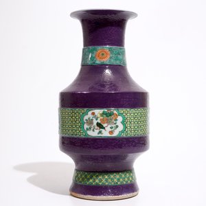 Un vase en porcelaine de Chine à décor incisé de dragons sur fond pourpre, 19/20ème — photo 3