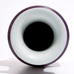 Un vase en porcelaine de Chine à décor incisé de dragons sur fond pourpre, 19/20ème — photo 5