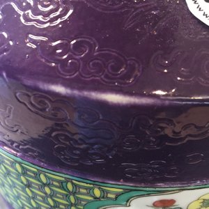 Un vase en porcelaine de Chine à décor incisé de dragons sur fond pourpre, 19/20ème — photo 8