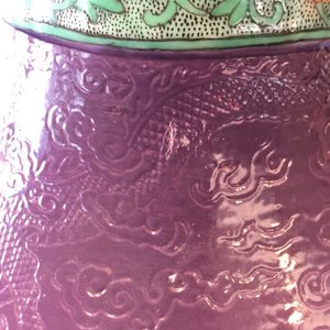 Un vase en porcelaine de Chine à décor incisé de dragons sur fond pourpre, 19/20ème — photo 9