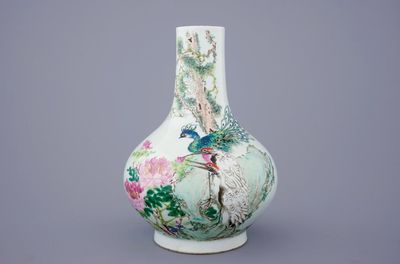 Un vase en porcelaine de Chine à décor qianjiang cai, signé Ma Qing Yun, 19/20ème