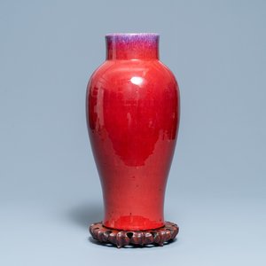 Un vase en porcelaine de Chine à émail flambé, 19ème — photo 1