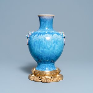 Un vase en porcelaine de Chine à émail flambé à monture en bronze doré, 18/19ème — photo 3