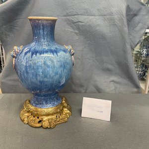 Un vase en porcelaine de Chine à émail flambé à monture en bronze doré, 18/19ème — photo 8