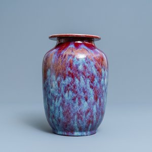 Un vase en porcelaine de Chine à émail flambé en deux couleurs, 18/19ème — photo 2
