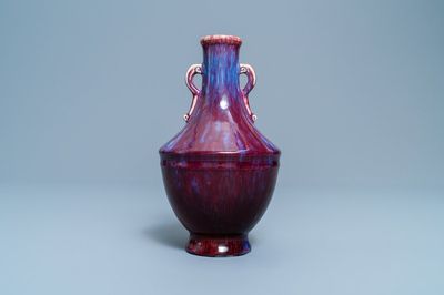 Un vase en porcelaine de Chine à émail flambé, marque de Qianlong incisé, 18/19ème