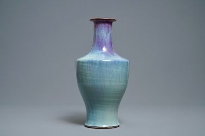 Un vase en porcelaine de Chine à émail flambé, Qianlong/Jiaqing