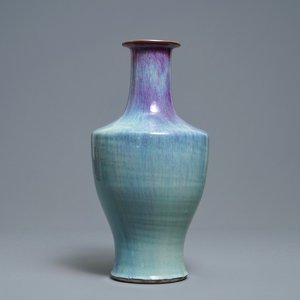 Un vase en porcelaine de Chine à émail flambé, Qianlong/Jiaqing — photo 1