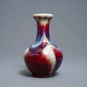 Un vase en porcelaine de Chine à émail flambé, Qianlong — photo 1