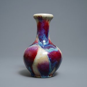 Un vase en porcelaine de Chine à émail flambé, Qianlong — photo 3