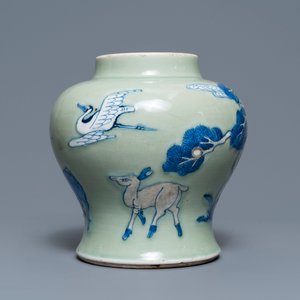 Un vase en porcelaine de Chine à fond céladon décoré en bleu, blanc et rouge, Kangxi — photo 2