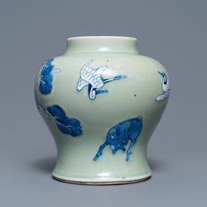 Un vase en porcelaine de Chine à fond céladon décoré en bleu, blanc et rouge, Kangxi — photo 3