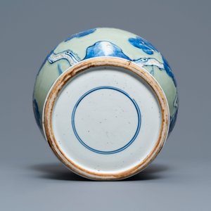 Un vase en porcelaine de Chine à fond céladon décoré en bleu, blanc et rouge, Kangxi — photo 7