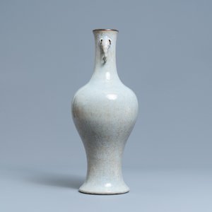 Un vase en porcelaine de Chine à fond craquelé aux anses en forme de têtes d'éléphants, 18/19ème — photo 2