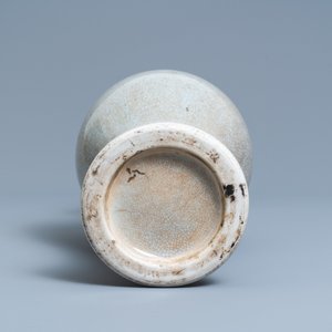 Un vase en porcelaine de Chine à fond craquelé aux anses en forme de têtes d'éléphants, 18/19ème — photo 6