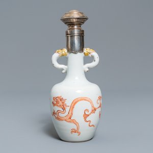 Un vase en porcelaine de Chine à monture en argent à décor d'un dragon et d'un phénix en rouge de fer, Kangxi — photo 1