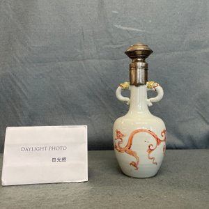 Un vase en porcelaine de Chine à monture en argent à décor d'un dragon et d'un phénix en rouge de fer, Kangxi — photo 17