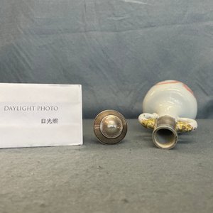 Un vase en porcelaine de Chine à monture en argent à décor d'un dragon et d'un phénix en rouge de fer, Kangxi — photo 18