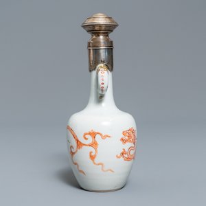 Un vase en porcelaine de Chine à monture en argent à décor d'un dragon et d'un phénix en rouge de fer, Kangxi — photo 4
