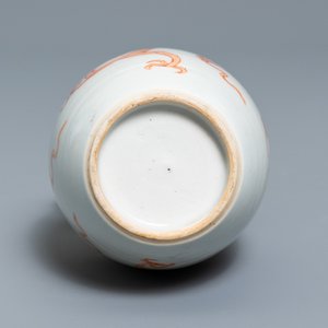 Un vase en porcelaine de Chine à monture en argent à décor d'un dragon et d'un phénix en rouge de fer, Kangxi — photo 6