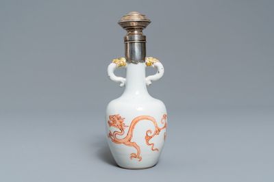 Un vase en porcelaine de Chine à monture en argent à décor d'un dragon et un phénix en rouge de fer, Kangxi