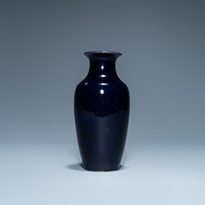 Un vase en porcelaine de Chine aubergine monochrome, Kangxi — photo 4