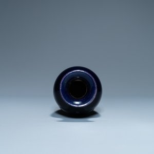 Un vase en porcelaine de Chine aubergine monochrome, Kangxi — photo 7