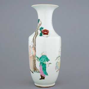 Un vase en porcelaine de Chine aux décors qianjiang cai et famille rose, 19/20ème — photo 4