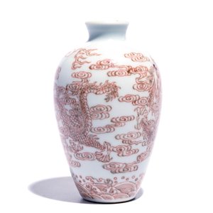 Un vase en porcelaine de Chine aux dragons parmi nuages, 19/20ème — photo 2
