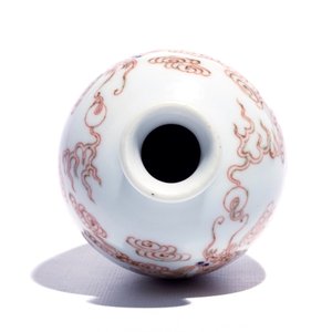 Un vase en porcelaine de Chine aux dragons parmi nuages, 19/20ème — photo 5