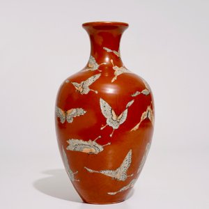 Un vase en porcelaine de Chine aux papillons sur fond corail, marque de Qianlong, 19/20ème — photo 3