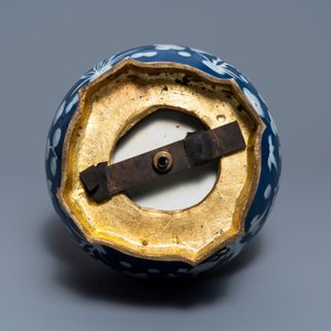 Un vase en porcelaine de Chine blanc sur bleu à monture en bronze doré, 19ème — photo 6