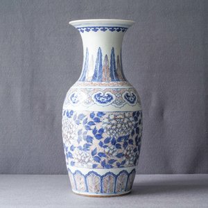 Un vase en porcelaine de Chine bleu, blanc et rouge, 19ème — photo 8