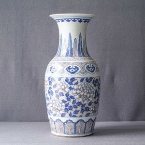 Un vase en porcelaine de Chine bleu, blanc et rouge, 19ème — photo 9