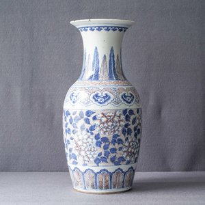 Un vase en porcelaine de Chine bleu, blanc et rouge, 19ème — photo 10