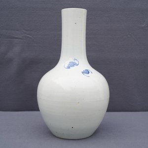 Un vase en porcelaine de Chine bleu, blanc et rouge à décor de coqs, 19ème — photo 12