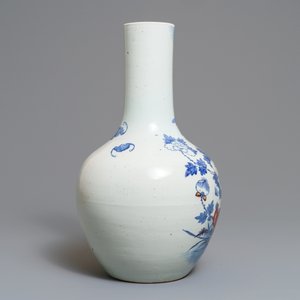 Un vase en porcelaine de Chine bleu, blanc et rouge à décor de coqs, 19ème — photo 2