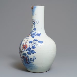 Un vase en porcelaine de Chine bleu, blanc et rouge à décor de coqs, 19ème — photo 4