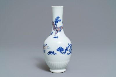 Un vase en porcelaine de Chine bleu, blanc et rouge à décor d'un dragon, Kangxi