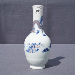 Un vase en porcelaine de Chine bleu, blanc et rouge à décor d'un dragon, Kangxi — photo 13