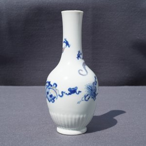 Un vase en porcelaine de Chine bleu, blanc et rouge à décor d'un dragon, Kangxi — photo 14