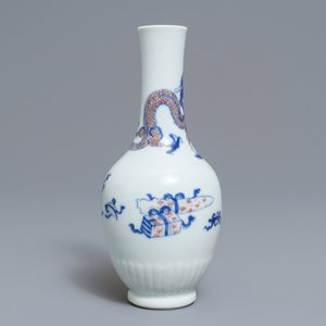 Un vase en porcelaine de Chine bleu, blanc et rouge à décor d'un dragon, Kangxi — photo 2