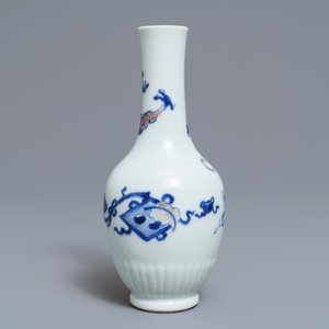 Un vase en porcelaine de Chine bleu, blanc et rouge à décor d'un dragon, Kangxi — photo 4