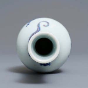 Un vase en porcelaine de Chine bleu, blanc et rouge à décor d'un dragon, Kangxi — photo 6