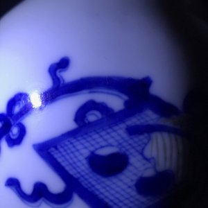 Un vase en porcelaine de Chine bleu, blanc et rouge à décor d'un dragon, Kangxi — photo 7
