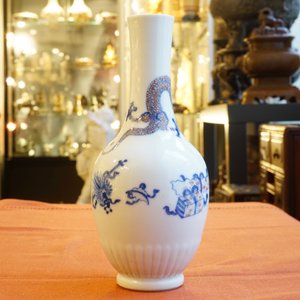 Un vase en porcelaine de Chine bleu, blanc et rouge à décor d'un dragon, Kangxi — photo 11