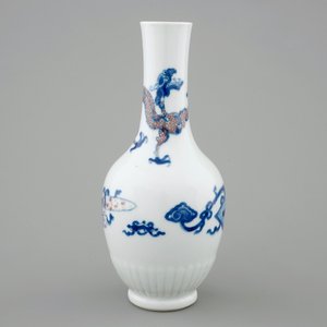 Un vase en porcelaine de Chine bleu, blanc et rouge à décor d'un dragon, Kangxi — photo 2