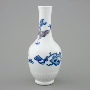 Un vase en porcelaine de Chine bleu, blanc et rouge à décor d'un dragon, Kangxi — photo 5