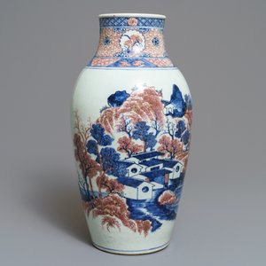 Un vase en porcelaine de Chine bleu, blanc et rouge à décor d'un paysage, 19ème — photo 2