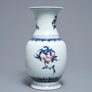 Un vase en porcelaine de Chine bleu, blanc et rouge à décor 'sanduo', 19/20ème — photo 3